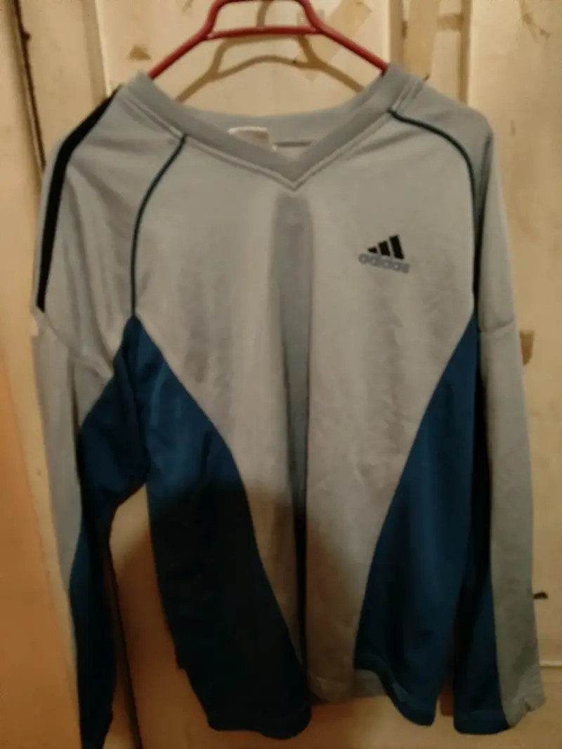 Polerón deportivo Adidas gris y azul