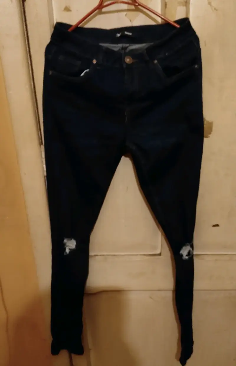 Jeans ajustados con detalles desgastados