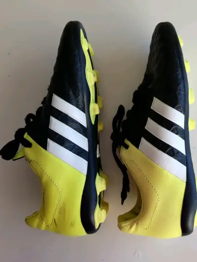 Zapatillas  fútbol Adidas negras  amarillas N 33,5 - miniatura 1