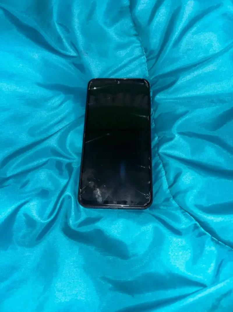 Teléfono Samsung con pantalla dañada - 1