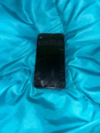 Teléfono Samsung con pantalla dañada - miniatura 1