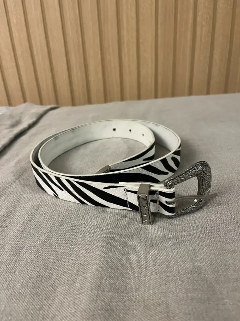 Cinturón de cuero estampado cebra blanco y negro