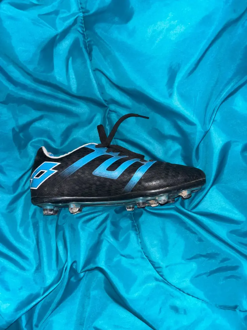 Botines de fútbol negros y azules Lotto - 1
