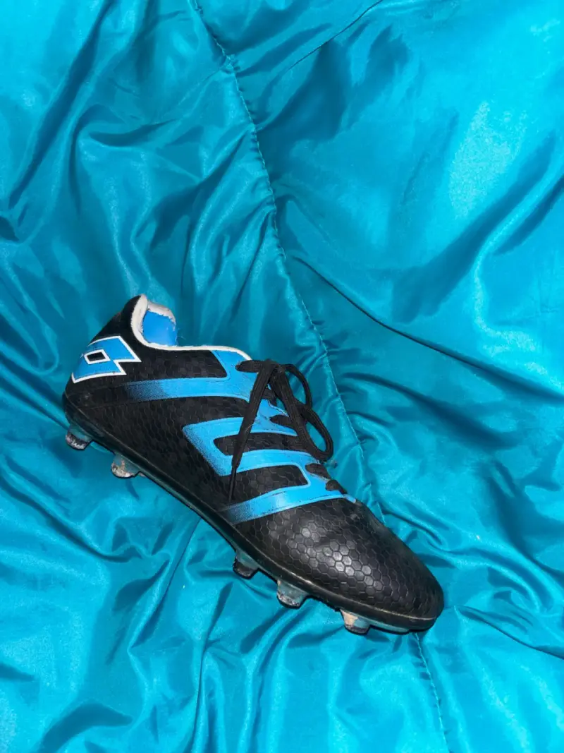 Botines de fútbol negros y azules Lotto - 2