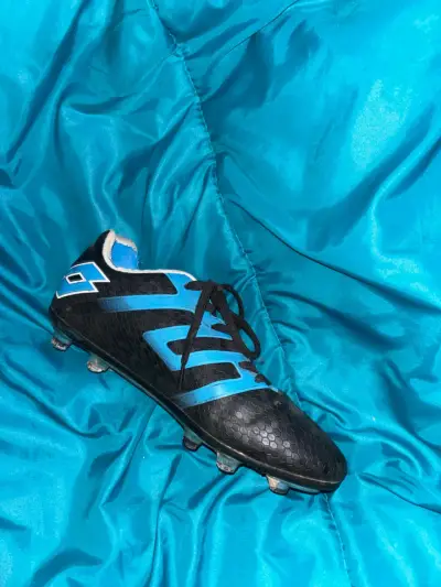Botines de fútbol negros y azules Lotto - miniatura 2