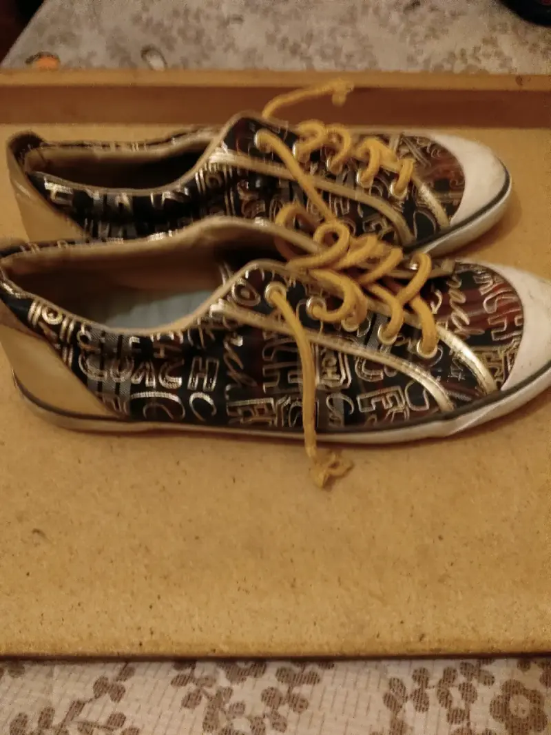 Zapatillas casuales con diseño gráfico