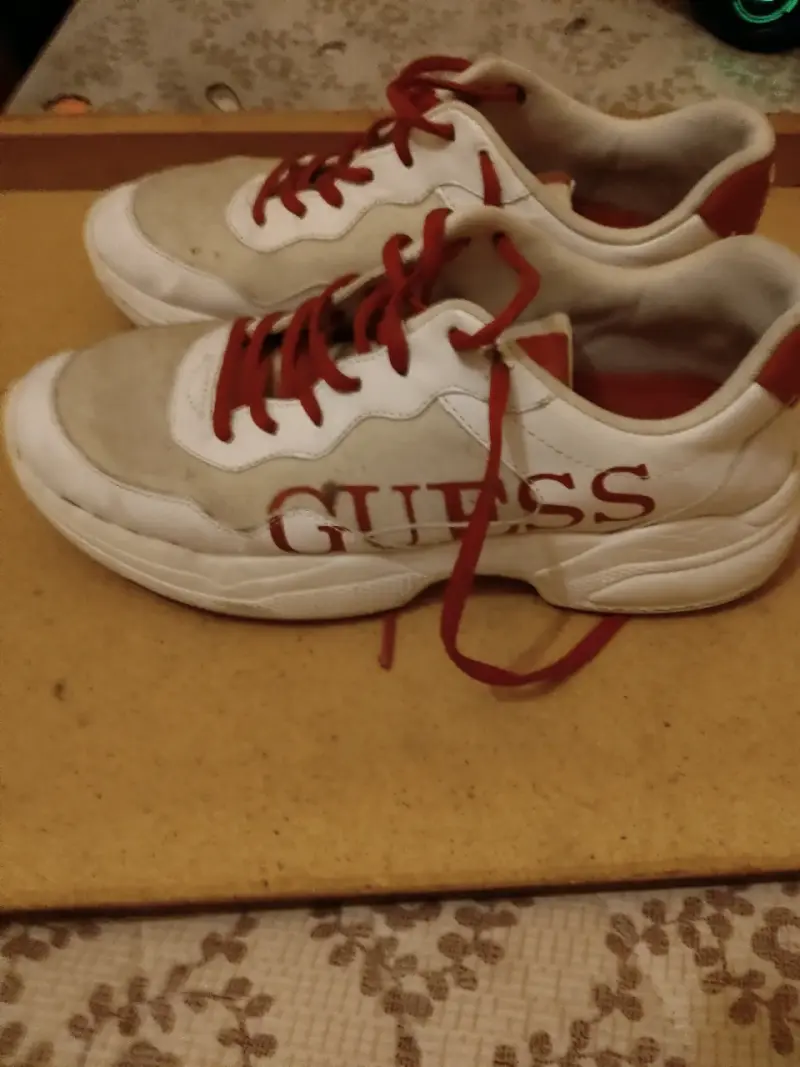 Zapatillas deportivas Guess blancas y rojas