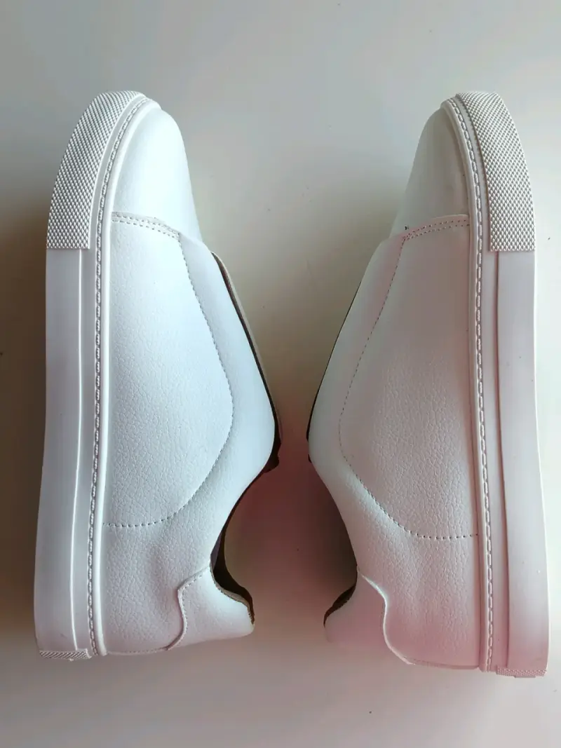 Zapatillas urbanas blancas de cuero sintético - 2