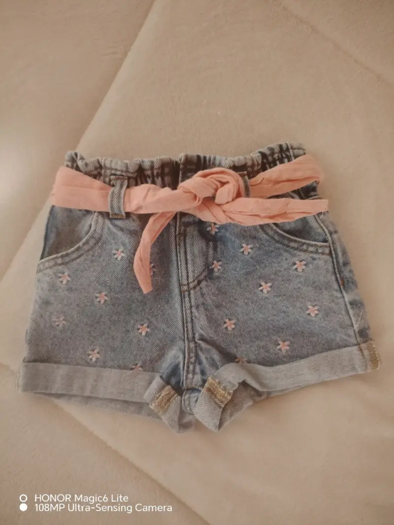 Shorts de mezclilla para niña con cinturón rosa - 1