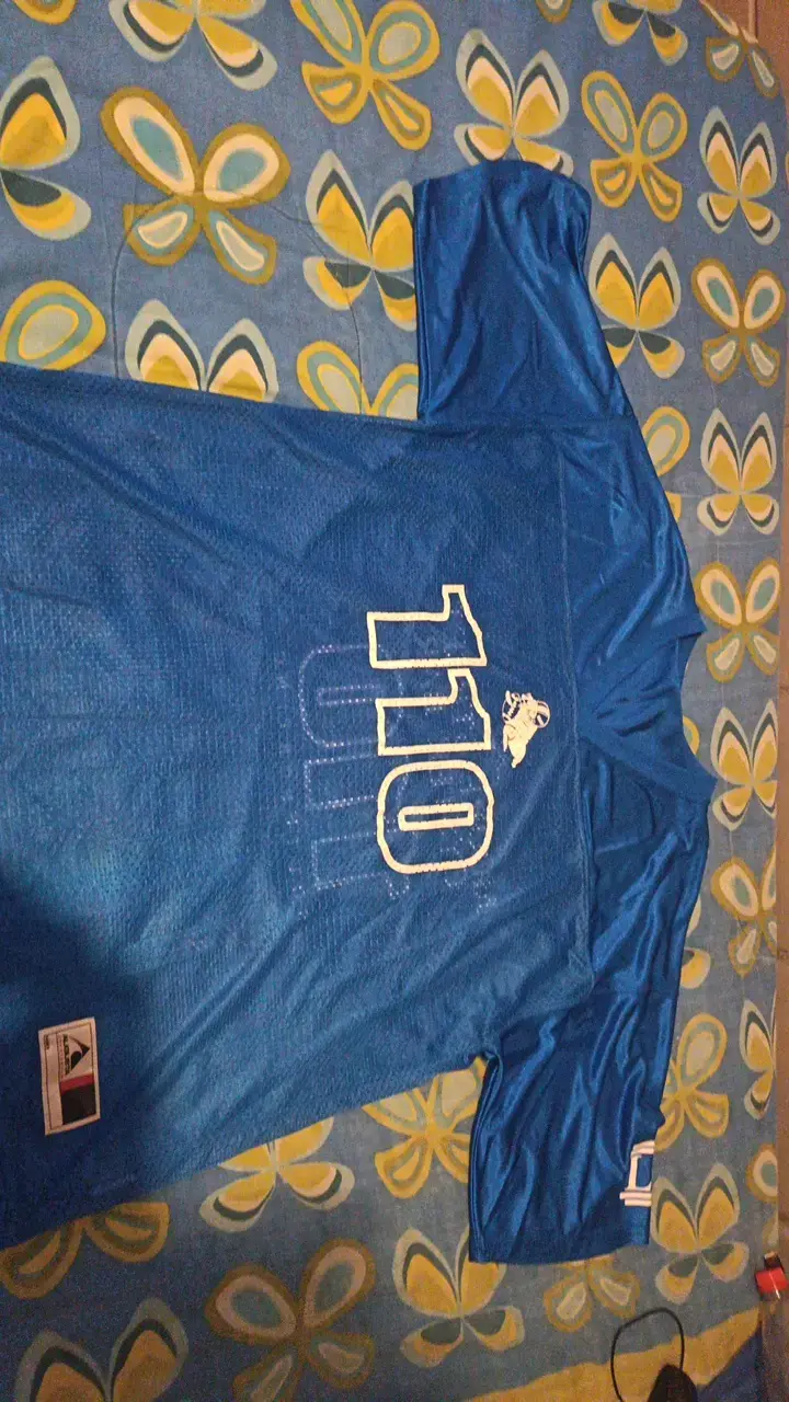 Camiseta deportiva azul con número 110 - 1