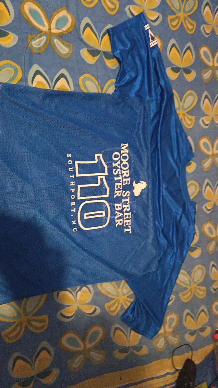 Camiseta deportiva azul con número 110 - 2