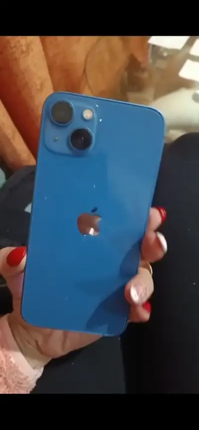iPhone 13 azul de 128GB en buen estado - miniatura 1