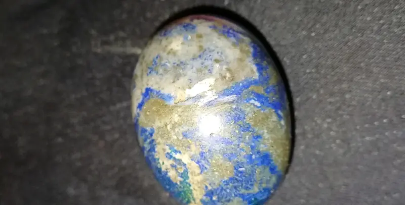 Piedra de lapislázuli pulida para colección