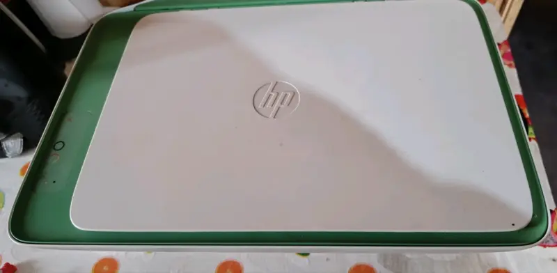 Impresora multifuncional HP color blanco y verde - 1
