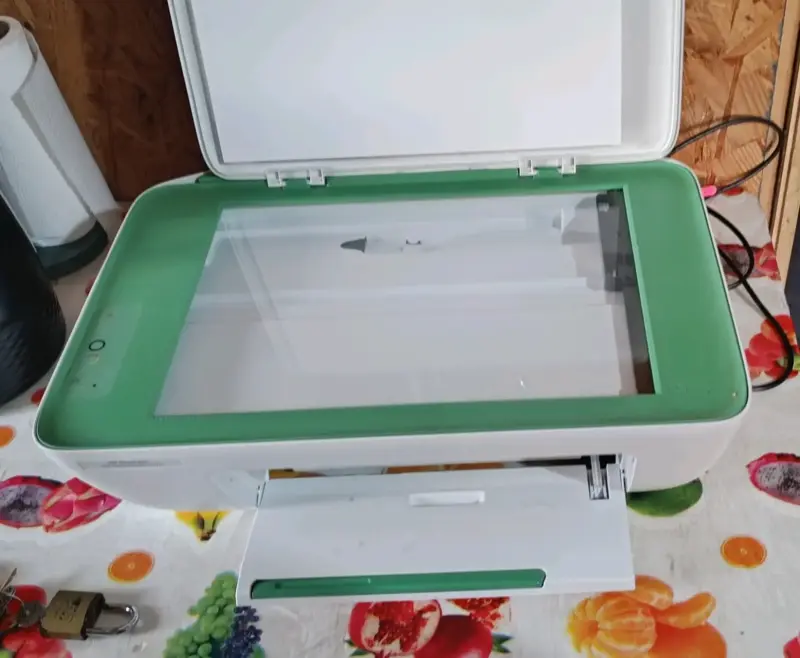 Impresora multifuncional HP color blanco y verde - 2