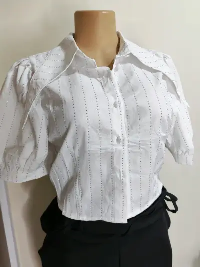 Blusa blanca de manga corta con detalles - miniatura 1