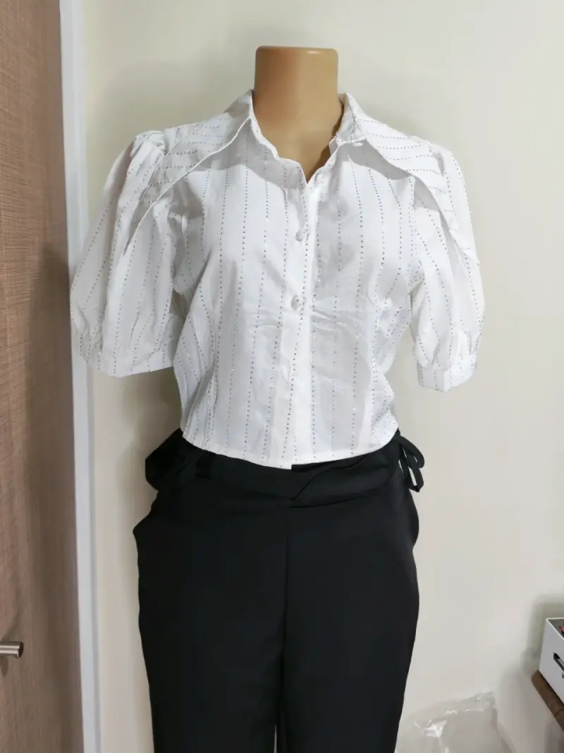 Blusa blanca de manga corta con detalles - 2