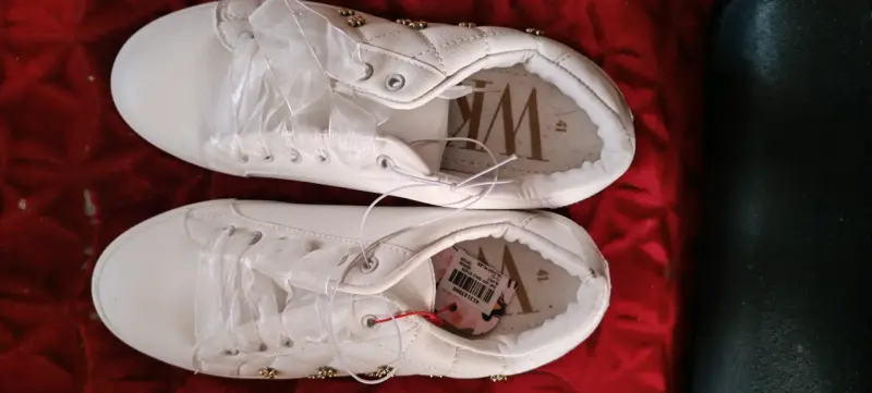 Zapatillas blancas con detalles dorados para mujer