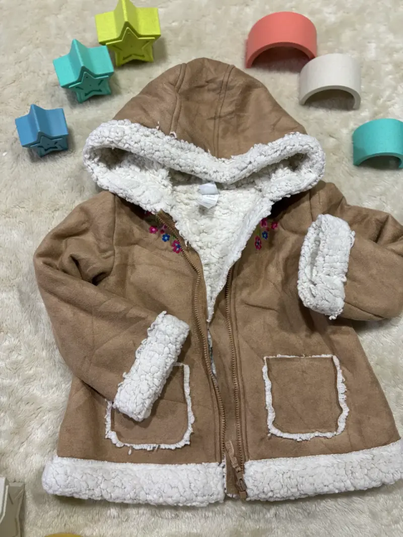 Abrigo de niña con capucha y forro polar