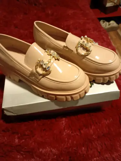 Zapatos mocasines beige con adorno dorado - miniatura 1