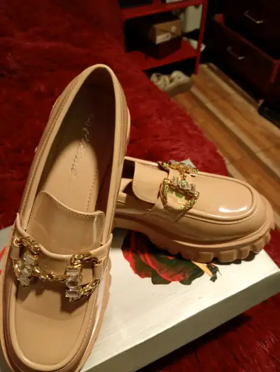 Zapatos mocasines beige con adorno dorado - miniatura 2