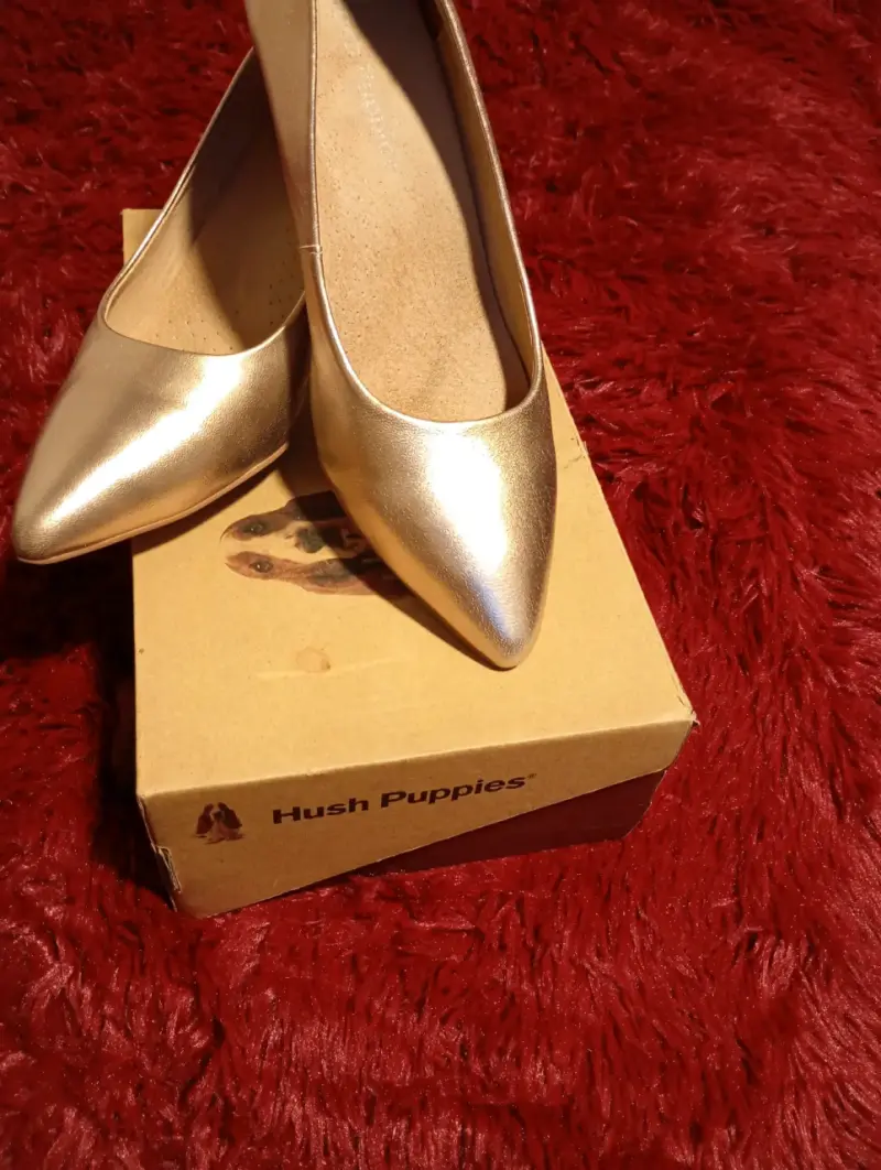 Zapatos mocasines beige con adorno dorado - 3