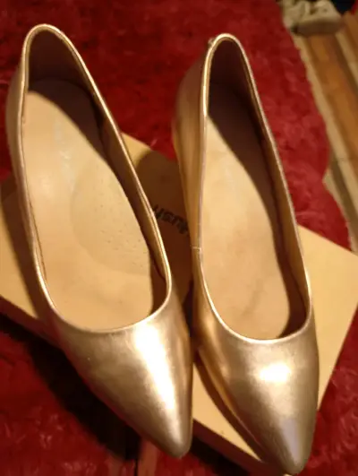 Zapatos mocasines beige con adorno dorado - miniatura 4