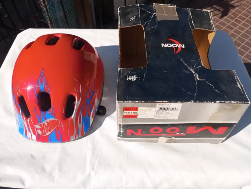 Casco infantil Hot Wheels rojo con llamas - 1