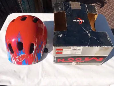 Casco infantil Hot Wheels rojo con llamas - miniatura 1
