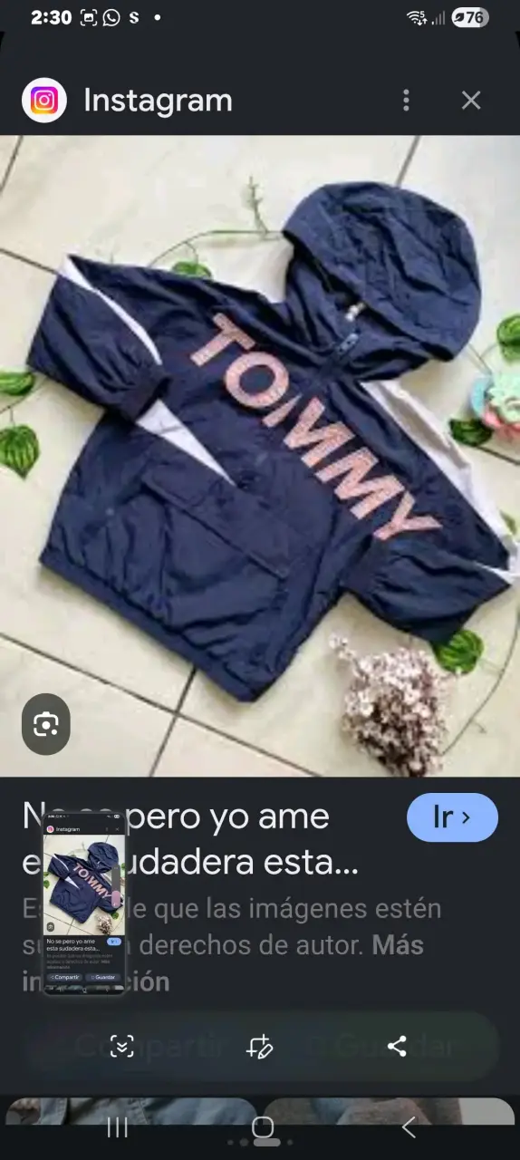 Polerón azul con capucha y logo
