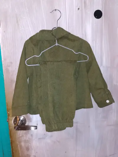 Conjunto de ropa infantil verde militar - miniatura 1