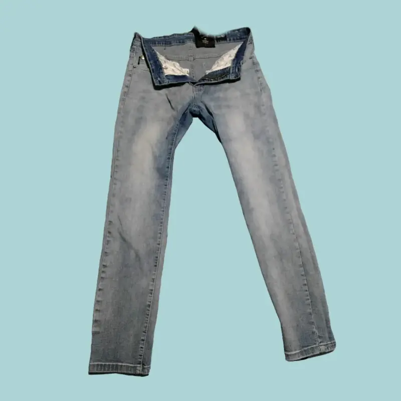 Jeans azul claro para hombre en buen estado