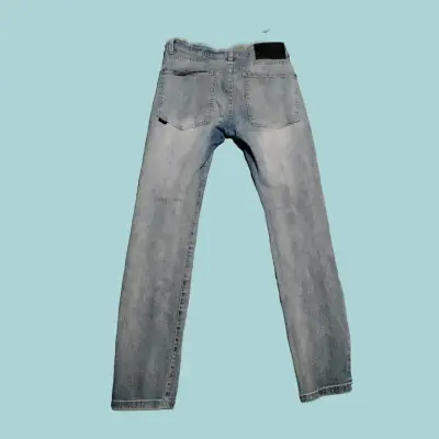 Jeans azul claro para hombre en buen estado - miniatura 2