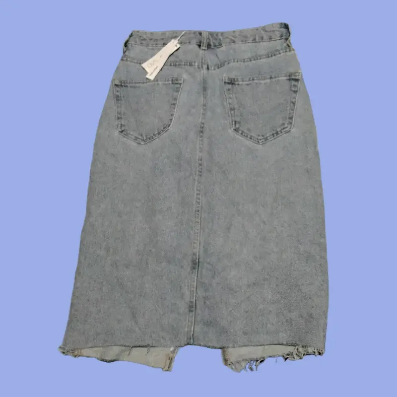 Falda de mezclilla gris con diseño moderno - 2