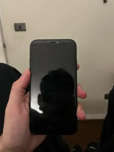 iPhone 11 en buen estado color negro - miniatura 1