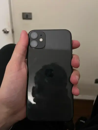 iPhone 11 en buen estado color negro - miniatura 2
