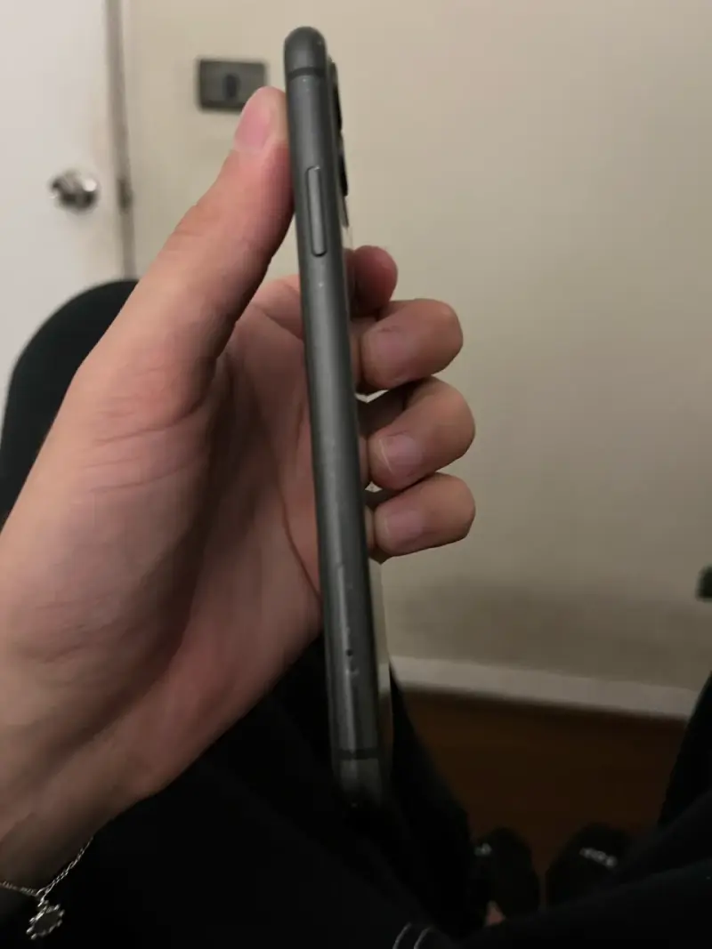 iPhone 11 en buen estado color negro - 3