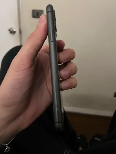 iPhone 11 en buen estado color negro - miniatura 3