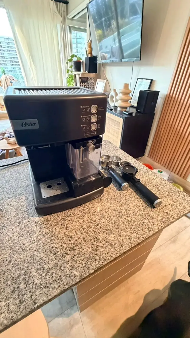 Máquina de café espresso Oster con accesorios