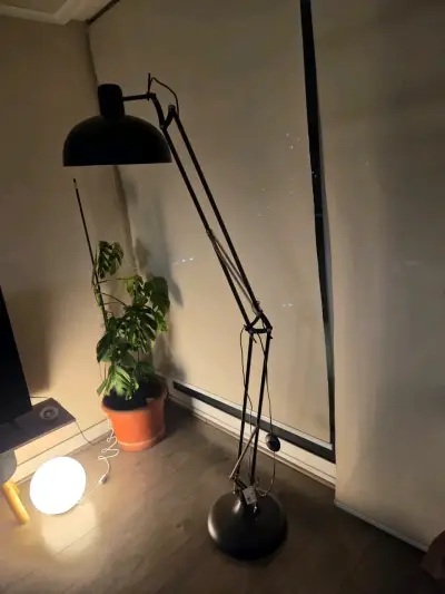 Lámpara de pie articulada negra moderna - miniatura 3