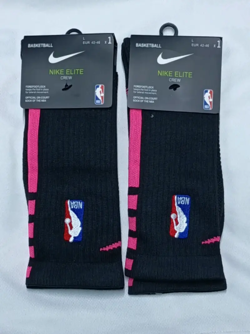 Calcetines Nike Elite Crew NBA negros y rosados