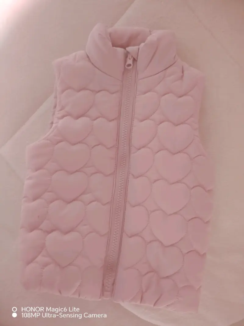 Chaleco sin mangas rosado con diseño de corazones - 1