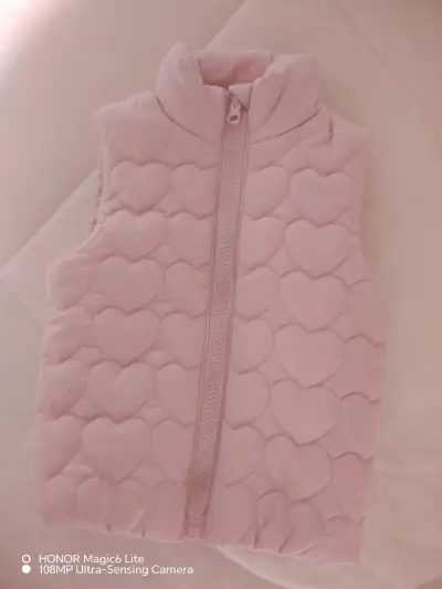 Chaleco sin mangas rosado con diseño de corazones - miniatura 1