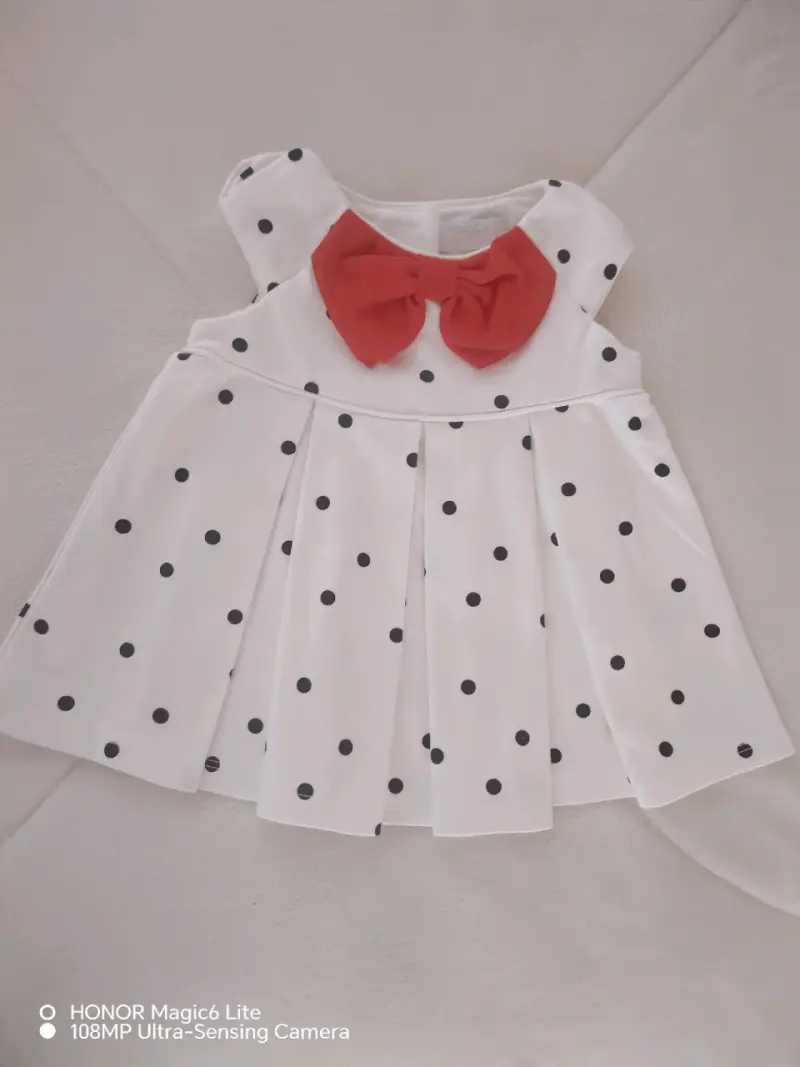 Vestido infantil blanco con lunares y lazo rojo - 1