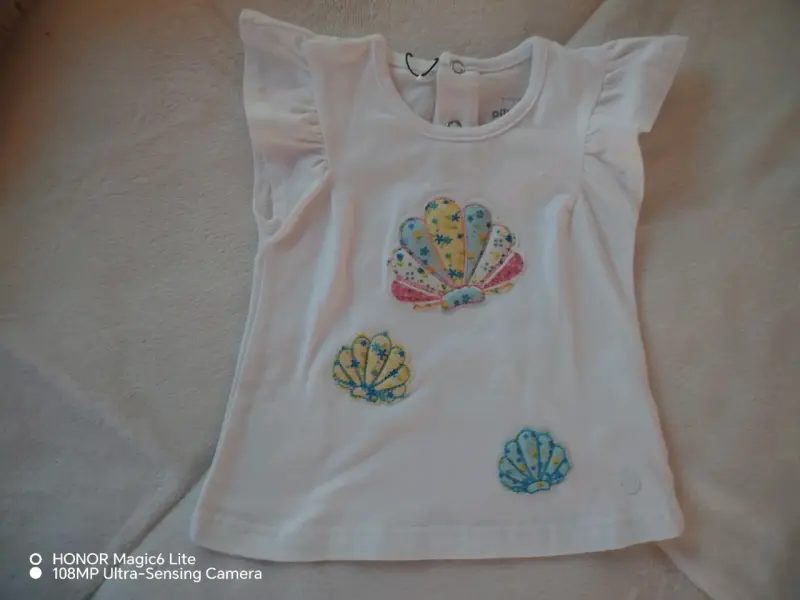 Polera blanca infantil con diseño de conchas - 1