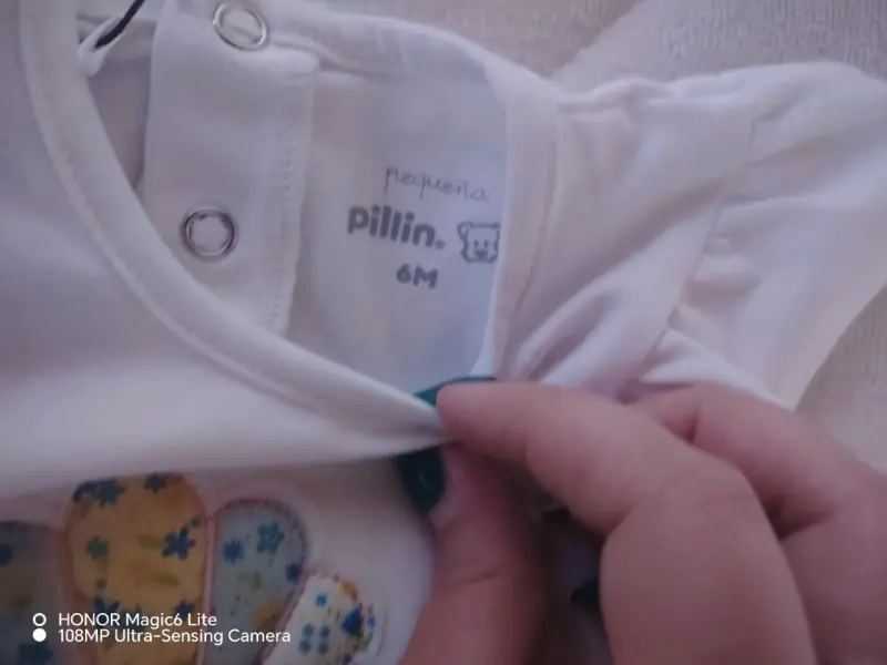 Polera blanca infantil con diseño de conchas - 2