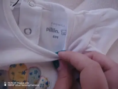 Polera blanca infantil con diseño de conchas - miniatura 2