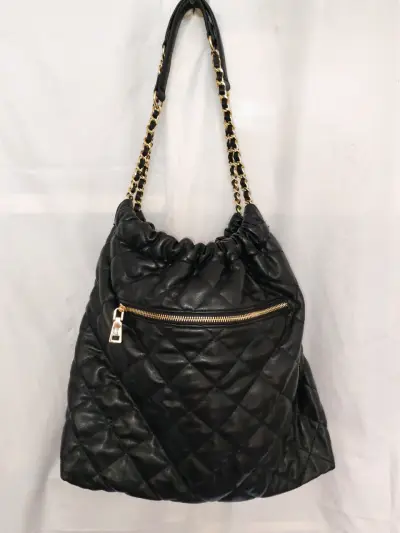 Bolso negro acolchado con cadena dorada - miniatura 1