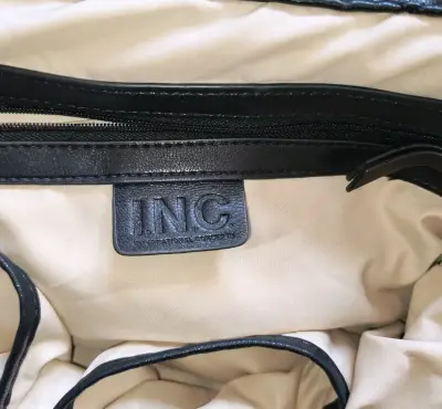 Bolso negro acolchado con cadena dorada - miniatura 2