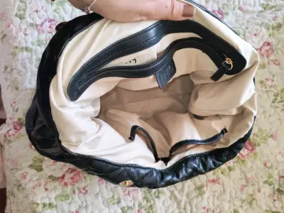 Bolso negro acolchado con cadena dorada - miniatura 3